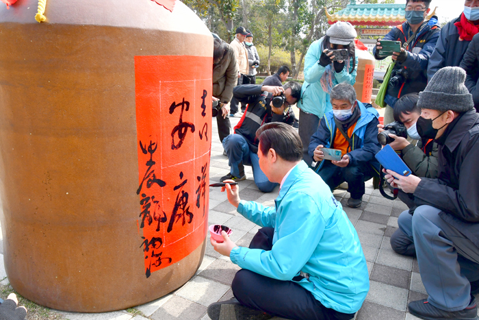 縣長於大酒甕上寫下「吉祥安康」,祝福全體縣民。(楊水詠攝)