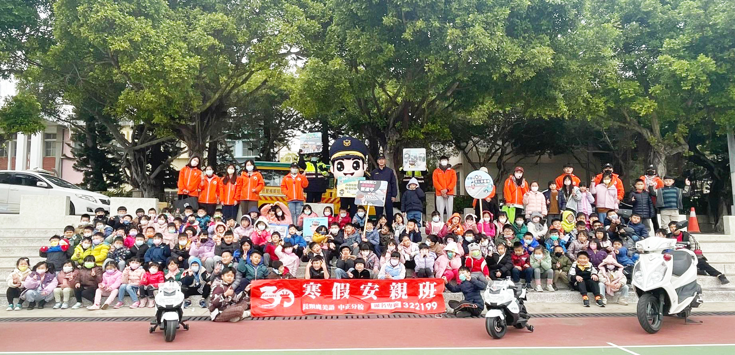 交通安全、反詐騙列車,日前由金門縣警察局金城分局為長頸鹿美語中正分校作宣導。(金城分局提供)