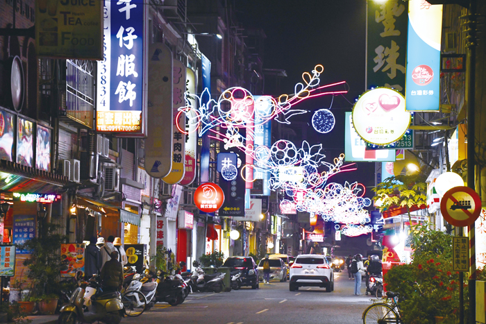 新市街道華麗夜晚街景。(楊水詠攝)