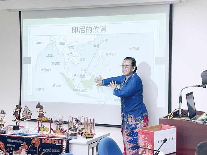 移民署金門服務站邀請來台三十多年的麗美,為參加者解說其印尼母國文化。(金門服務站提供)