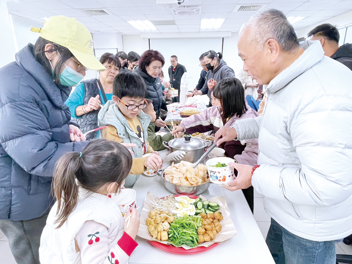 參加宣導民眾大快朵頤印尼美食。（金門服務站提供）