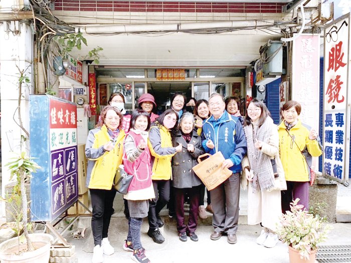社政志工訪視獨居長輩,送上由海印寺致贈的慰問品。(金湖鎮公所提供)