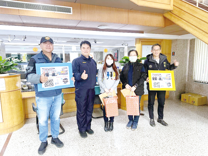 金門縣警察局金城分局方子欽分局長表揚司機李紹清及櫃員陳思潔、會計蔡珮芬,感謝阻詐守護民眾財產安全。(金城分局提供)