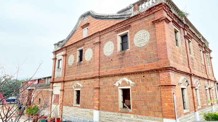 金門縣文化局昨舉辦「縣定古蹟黃卓彬洋樓」修復工程開工動土典禮。縣長陳福海到場主持,並偕與會嘉賓等共同三持鏟動土及動四方等科儀。(陳麗妤攝)