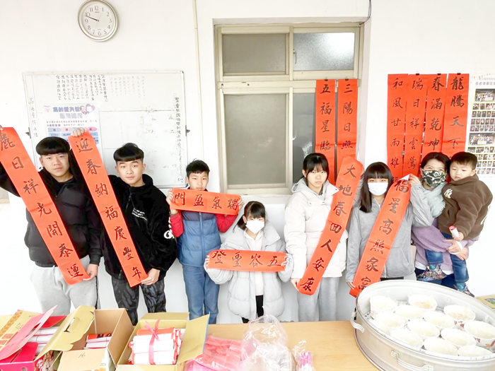 小朋友拿著春聯提早感受年節氣氛。(高凡淳攝)