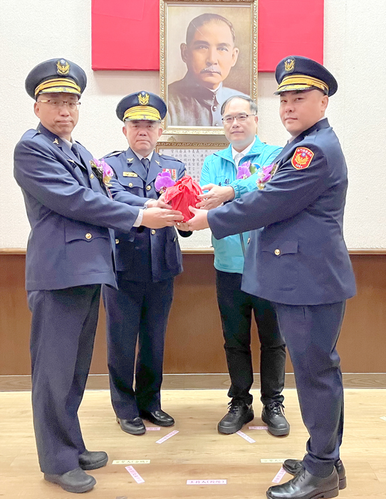 金門縣警察局卸任、新任分局長聯合交接典禮中,在副縣長李文良主持、警察局長陳錦文監交下,新任金城分局長陳盈元、新任金湖分局長楊志源分別與該分局副分局長蔡志慶、廖建棠完成印信交接。(莊煥寧攝)
