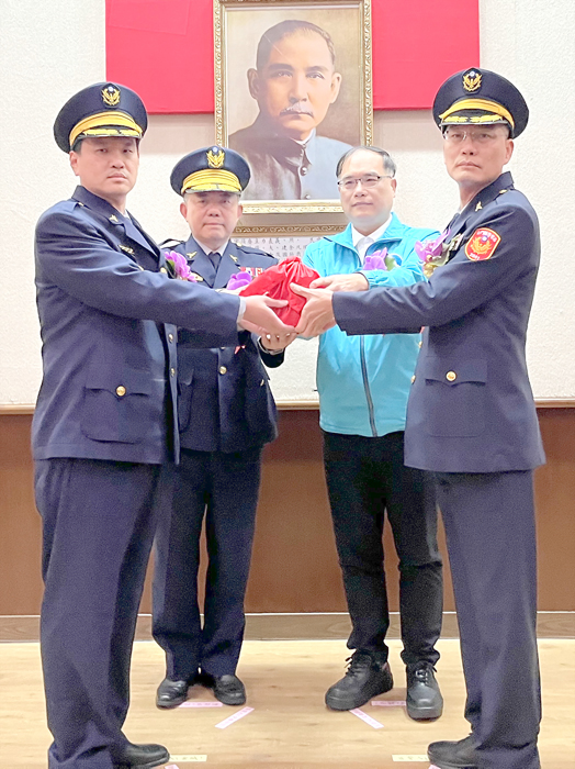 金門縣警察局卸任、新任分局長聯合交接典禮中,在副縣長李文良主持、警察局長陳錦文監交下,新任金城分局長陳盈元、新任金湖分局長楊志源分別與該分局副分局長蔡志慶、廖建棠完成印信交接。(莊煥寧攝)