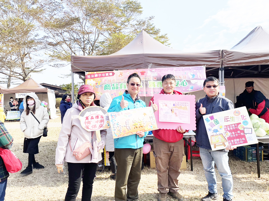 春節前夕,縣長陳福海與建設處共同參與宣導活動,呼籲商家應該遵從標示合格商品的原則,以確保商品的安全性和合法性。(建設處提供)