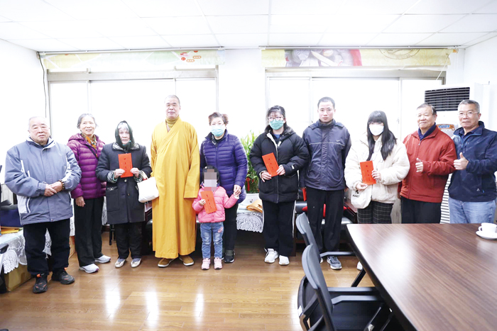 金門縣佛教弘法基金會(海印寺)由性海法師率同基金會董監事成員到金沙鎮公所拜會鎮長吳有家,並代表致贈每戶新台幣各3000元慰問金給16個家戶,以表海印寺關懷回饋社會之心意。鎮長吳有家也代表鄉親致謝。
(金沙鎮公所提供)