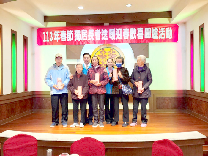 致贈長輩們新年賀禮,與各鄉鎮代表領取的長輩合影。(許峻魁攝)