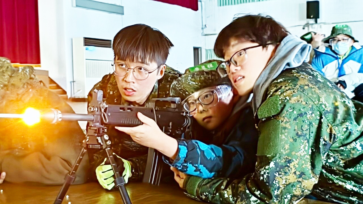 雲林縣全民國防教育協會與國立雲林科技大學軍事模擬研究社攜手合作,前往金沙國小舉辦「教育部113年金沙國民小學全民國防教育營」活動。(雲林縣全民國防教育協會提供)
