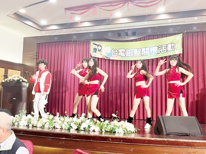 餐會現場安排表演節目,熱鬧滾滾。(高凡淳攝)