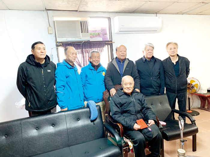 烈嶼鄉保生大帝廟管委會主委洪成發帶領幹部慰問關懷戶,贈送慰問金賀節。(保生大帝廟管委會提供)