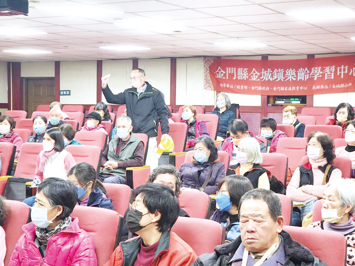 金融消費停聽看宣導,吸引大批長輩到場。(許峻魁攝)