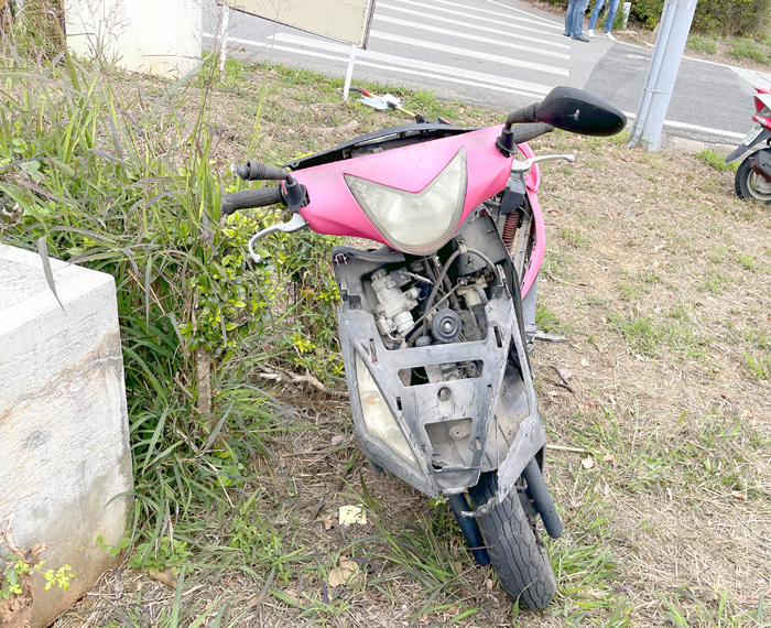 金寧鄉環島南路一段與林湖路口發生一起營業小客車與普通重型機車相撞的嚴重交通事故,圖為嚴重毀損的汽車及機車。 (金城分局提供)