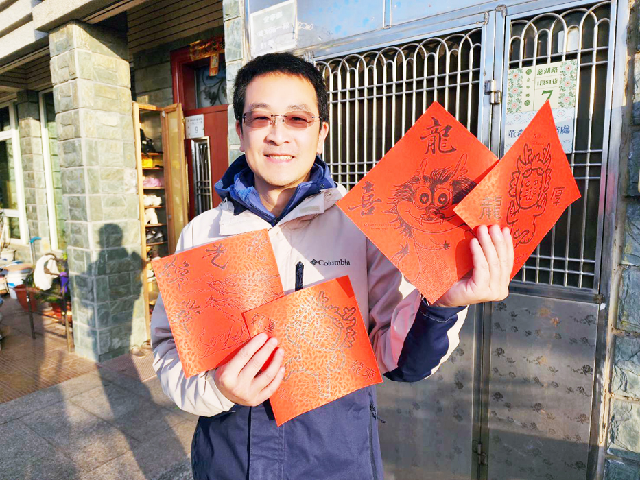 議員董森堡與在地商家合作「你來消費，我送春聯」活動，盼能活絡在地經濟。（許峻魁攝）