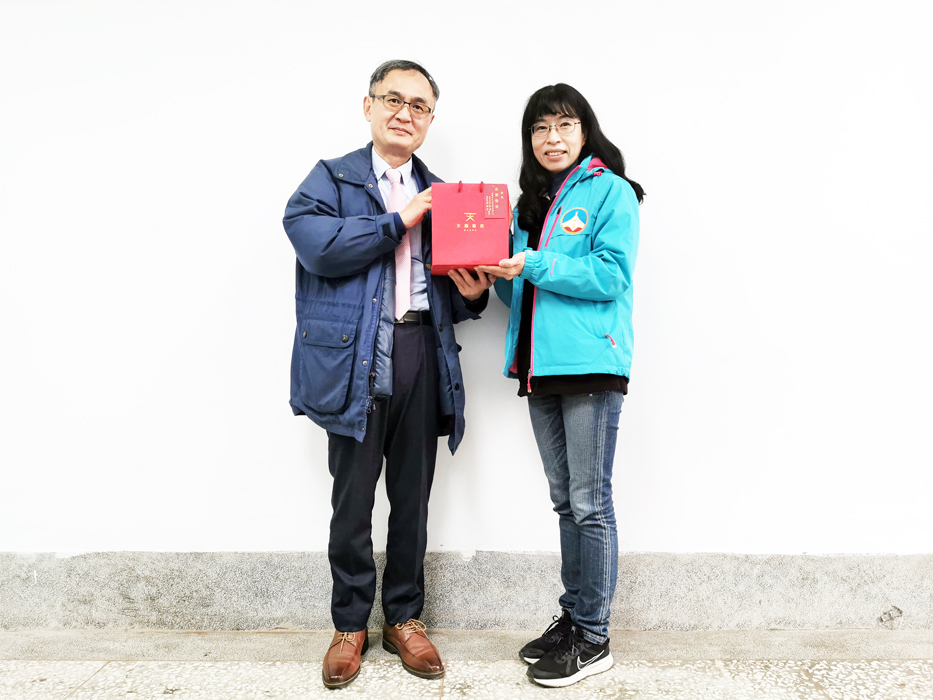 財團法人金融消費評議中心羅俊瑋主委兼總經理（左）拜訪縣府消保官王晶英（右）。（消保官提供）