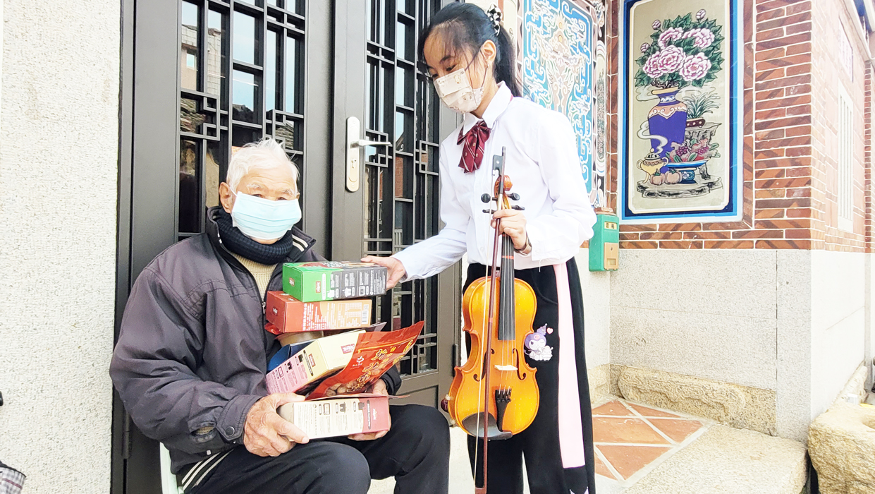 孩子們親手送上年菜及禦寒物。(古寧國小提供)