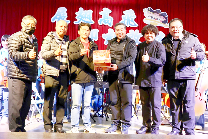 烈嶼國中校友會會長蔡金爵、家長會榮譽會長李良財致贈展演學生獎勵金及禮物。(烈中提供)