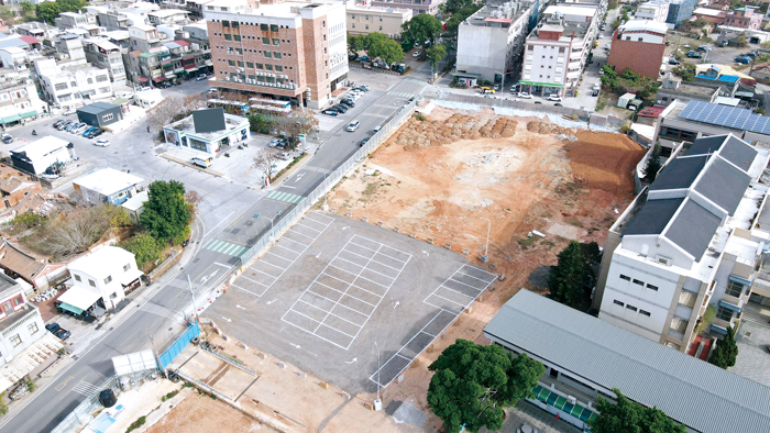 因應年節交通停車需求,縣長陳福海指示於金沙國小地下停車場暨複合式運動場館工址周邊規劃臨時停車場位。(工務處提供)