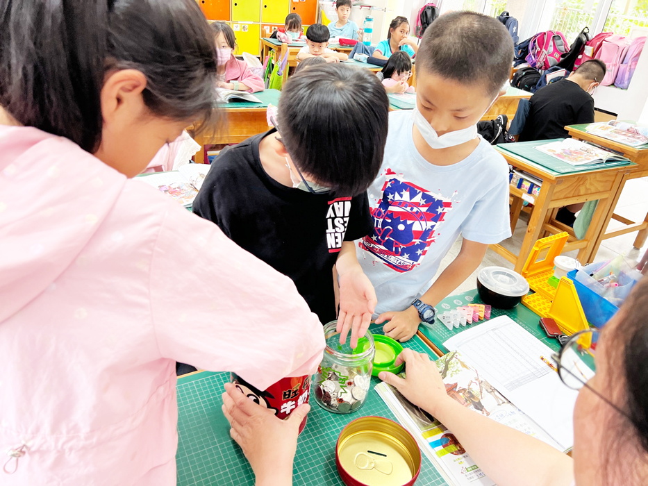 金湖國小科任老師蔡幼元帶領四年級的學生透過「我努力,分數換愛心」和「舊鞋救命」兩項活動,以實際行動來幫助他人,讓愛與善傳遞流動。(湖小提供)