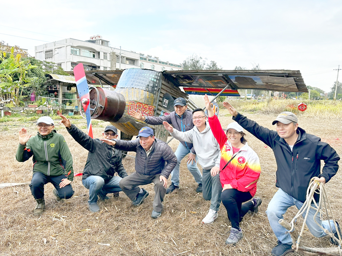 蔡顯國打造「逆風者」號,開心與瓊林村民合影。(陳冠霖攝)