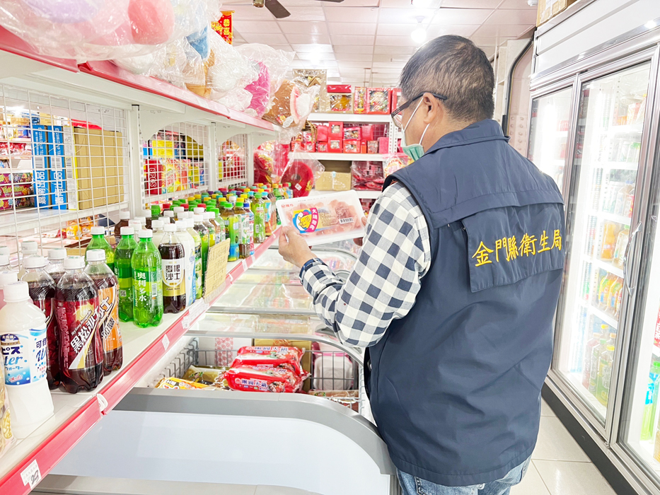 金門縣衛生局追查問題肉品,昨派員查察縣內三家食品販售業者,以維護消費者安全及權益。(衛生局提供)