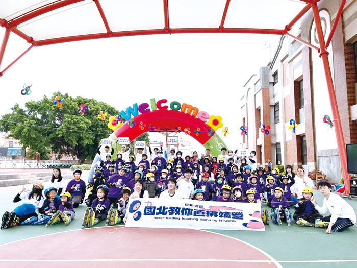 來自國立台北教育大學直排輪社的大學生,跨海至古寧國小展開一週五天的「直排輪冬令營隊」。(高凡淳攝)