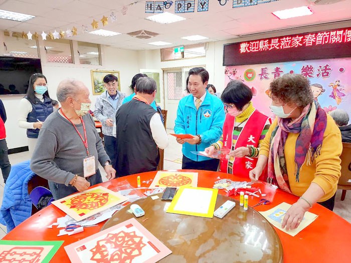 縣長陳福海為老人家送上紅包，祝賀新年快樂。（許峻魁攝）