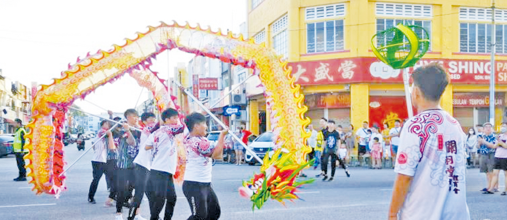 現場遊行活動熱鬧滾滾，新年味十足。（攝影：陳香琴）