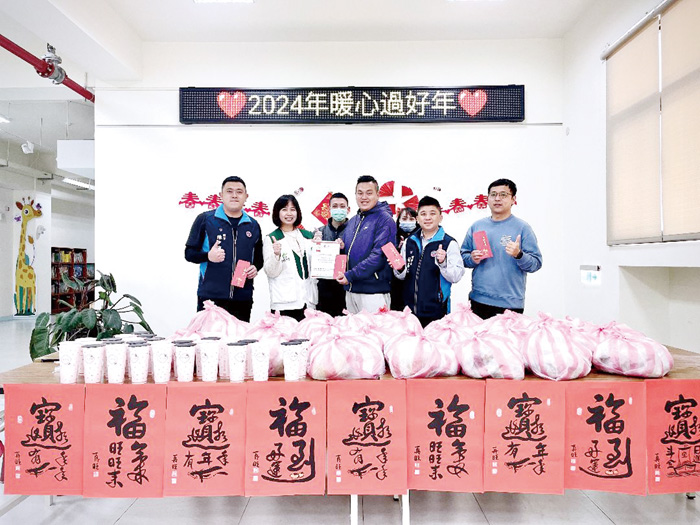 金門家扶團圓年菜溫暖上桌，將大眾愛心傳遞受扶助家庭。（金門家扶中心提供）