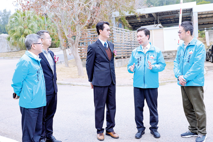 縣長陳福海邀各鄉鎮長與縣府主管共同研商，就危屋頹屋處理、環境髒亂點清除、重要節點綠美化等議題相互交流，期能建構整潔金門、美麗金門。（縣府提供）