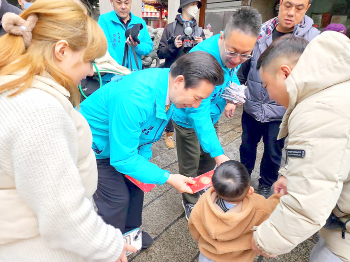 縣長陳福海視察菜市場,關心民眾採買情況與攤商銷售情形,並發放福袋拜年賀佳節。(許峻魁攝)