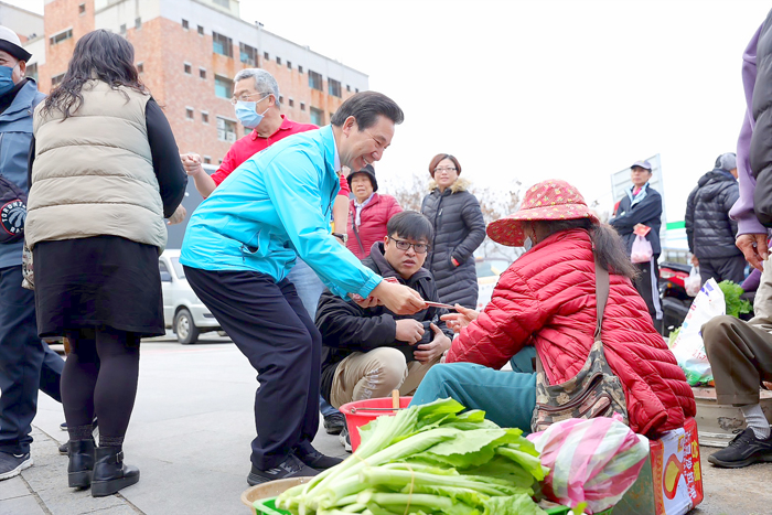 縣長陳福海視察菜市場,關心民眾採買情況與攤商銷售情形,並發放福袋拜年賀佳節。(許峻魁攝)