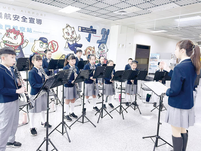 柏村國小豎笛隊以悠揚樂音歡迎鄉親回家過年。(許加泰攝)
