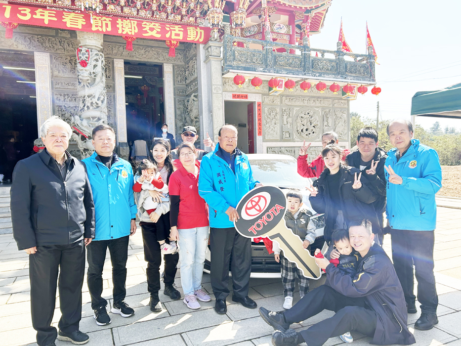 烈嶼鄉保生大帝廟春節擲筊送轎車活動,「擲筊王」是年紀5歲的洪廷睿小朋友,保生大帝廟管委會主委洪成發頒贈轎車獎予洪廷睿小弟弟和家人。(許加泰攝)