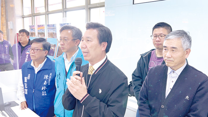 縣長陳福海向候補旅客表示,縣府會結合立委、航空站、航空公司,全力協助鄉親搭機返回到各地上班。(許加泰攝)