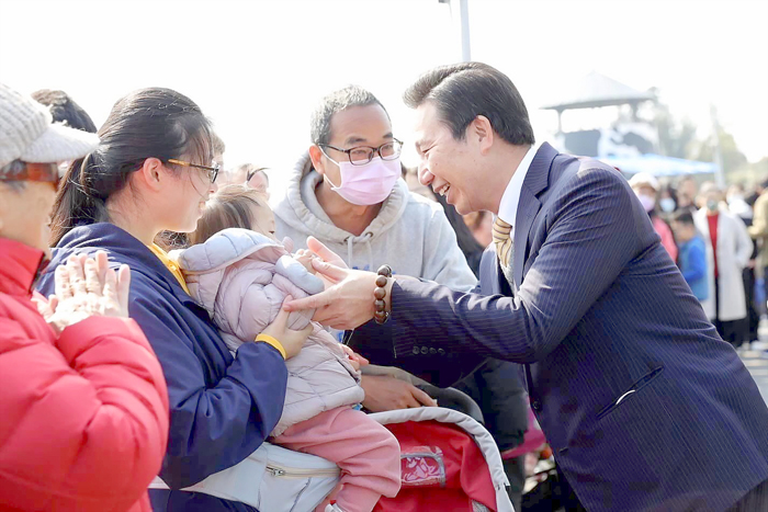 縣長陳福海在春節期間到各地走春，向民眾拜年。（縣府提供）