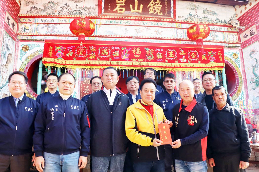 慶祝清水祖師聖誕,議長洪允典與議員石永城、張雲量及議會團隊,前往燕南書院及小徑鏡山岩上香獻爐敬祝賀。(金門縣議會提供)