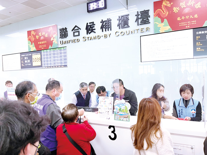 縣府團隊持續在尚義機場,即時掌握旅客的搭機及候補狀況。(高凡淳攝)