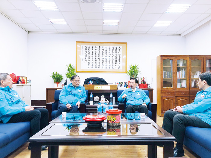 縣長陳福海邀集縣府高層，指示針對受傷大陸漁民以及罹難者家屬給予人道關懷及行政協助。（縣府提供）