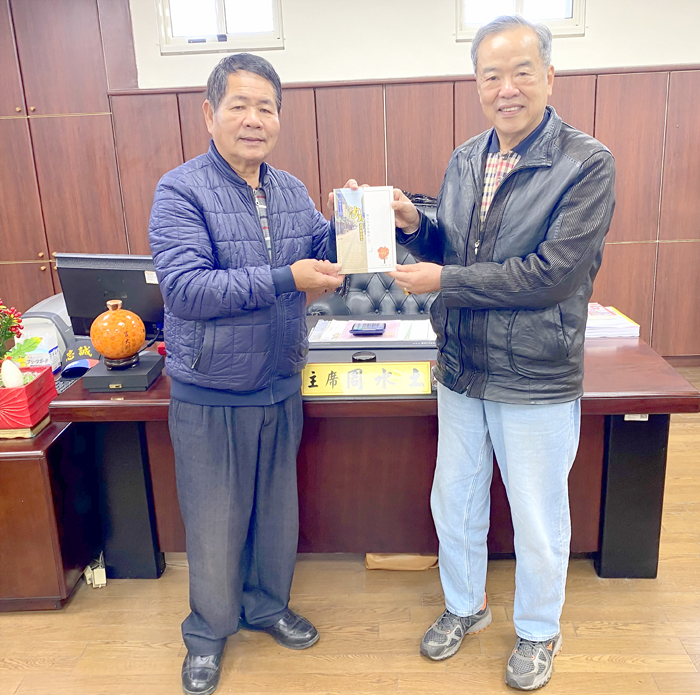 王水彰將書分別贈給金沙鎮長吳有家、秘書許萬恭以及金沙鎮代表會主席周水土。(金沙鎮公所提供)