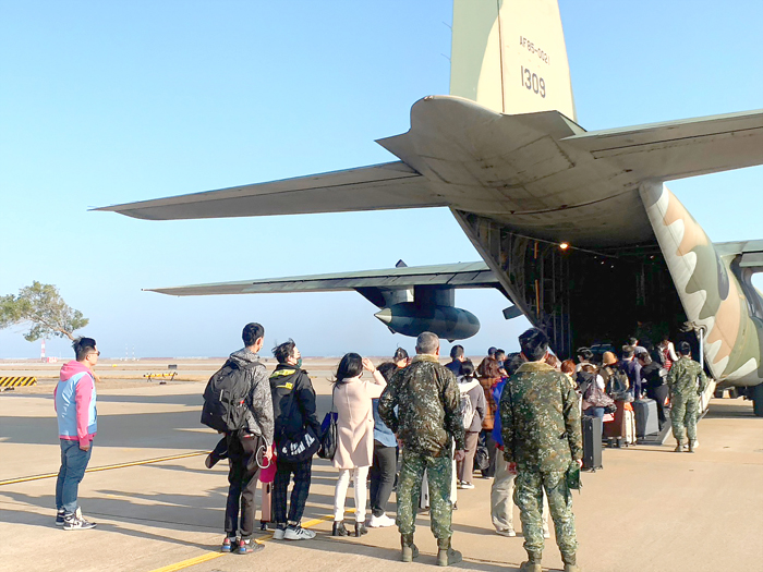 國防部派出軍機協助疏運旅客。（縣府提供）