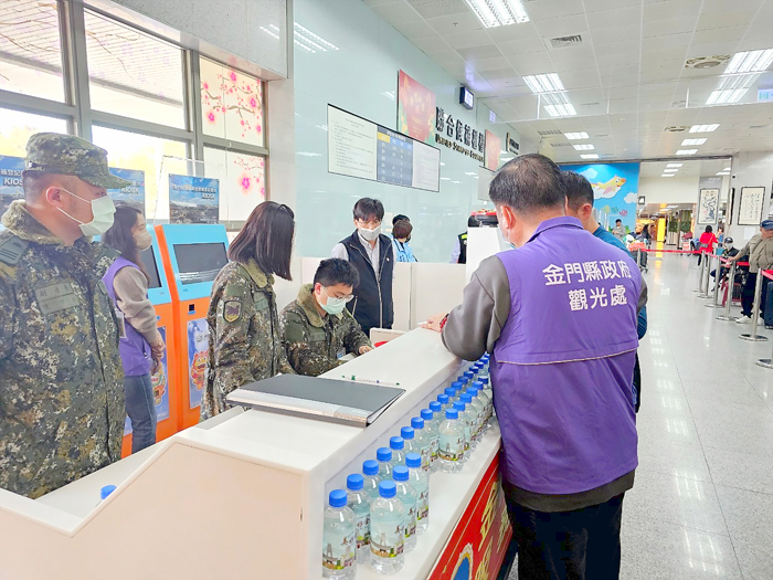 軍方派員至金門機場辦理軍機疏運事宜。(縣府提供)