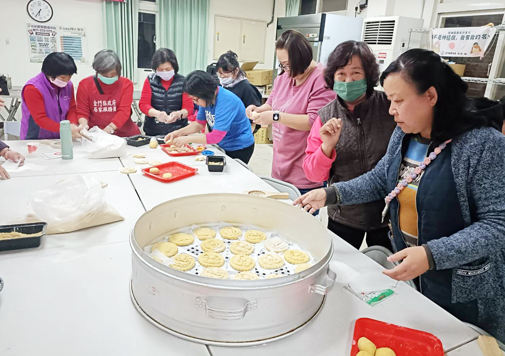 金門縣長期照顧服務關懷協會私立仁愛居家長照機構參與金沙鎮斗門社區的風獅爺紅龜粿體驗活動,享受傳統糕點的文化體驗。
(金門縣長期照顧服務關懷協會私立仁愛居家長照機構提供)