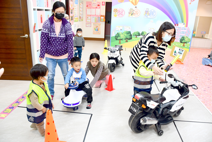 金湖托育資源中心—醫遊館親子參與小警察玩遊戲學素養課程活動。(楊水詠攝)