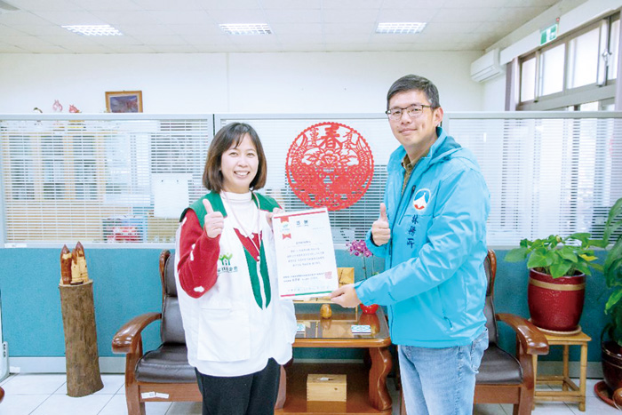 春節公益活動,金門家扶中心致贈畜試所、林務所感謝狀。(金門家扶中心提供)