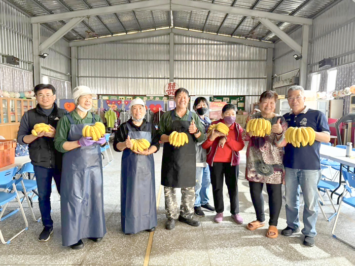 金沙鎮長吳有家在社會課同仁陪同下,於春節後走訪各服務據點。(金沙鎮公所提供)