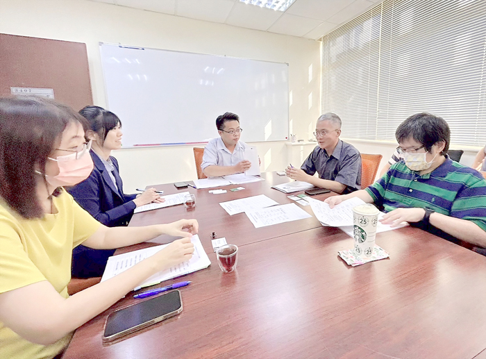 衛生局局長蔡建鑫赴立法院參與陳瑩委員辦公室召開的專案會議。(縣府提供)