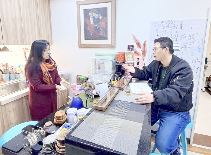 縣府秘書王中聖赴立法院向陳瑩委員溝通爭取補助案的調升。(縣府提供)